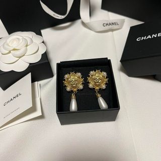 シャネル(CHANEL)のシャネル　ピアス　パール　ゴールド　ココマーク　CCマーク　人気　定番(ピアス)