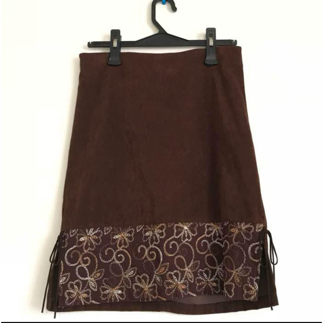 膝丈Aラインスカート ブラウン 刺繍 レディースのスカート(ひざ丈スカート)の商品写真