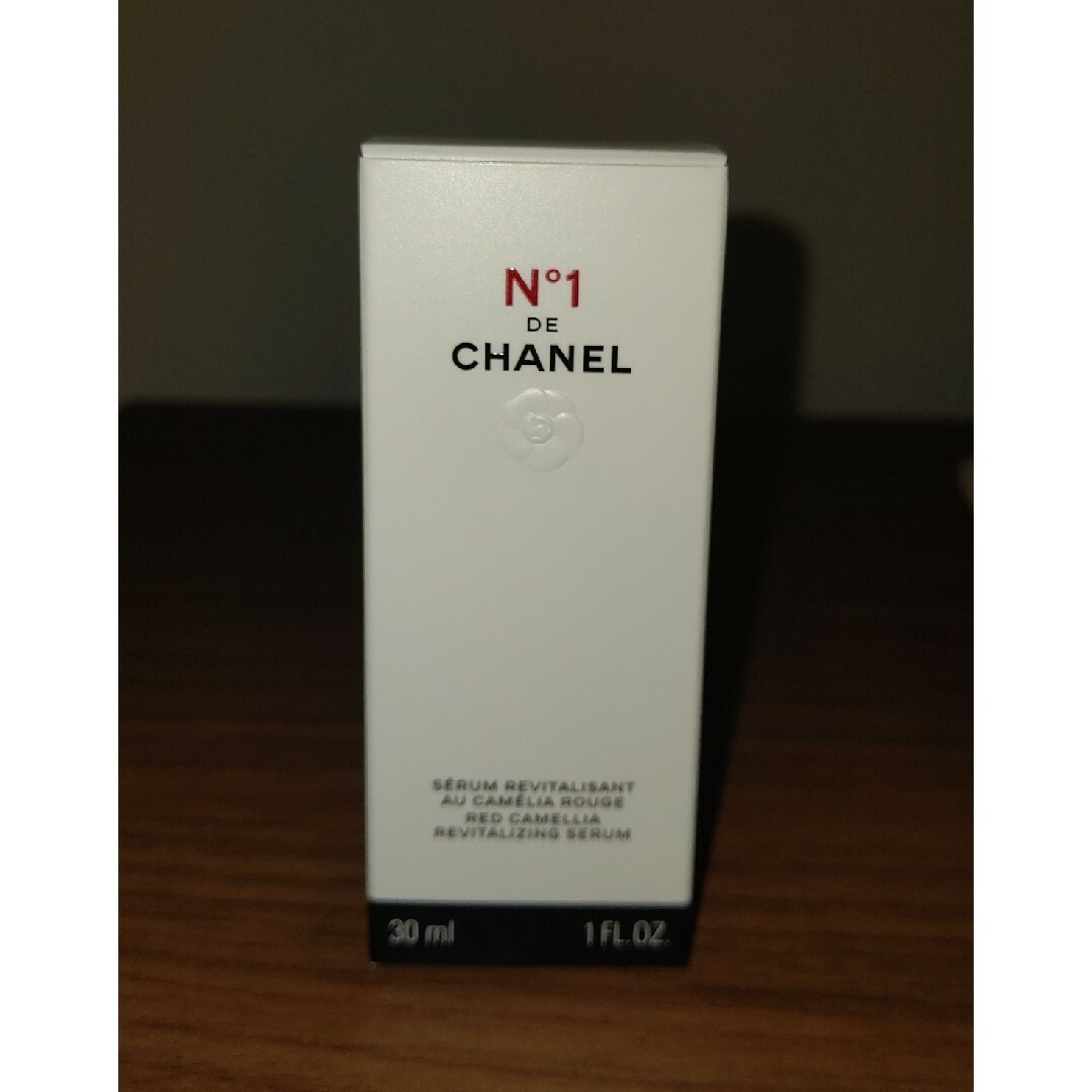 CHANEL(シャネル)のCHANEL セラム N°1 ドゥ シャネル 30mL 新品未使用おまけ付き コスメ/美容のスキンケア/基礎化粧品(美容液)の商品写真