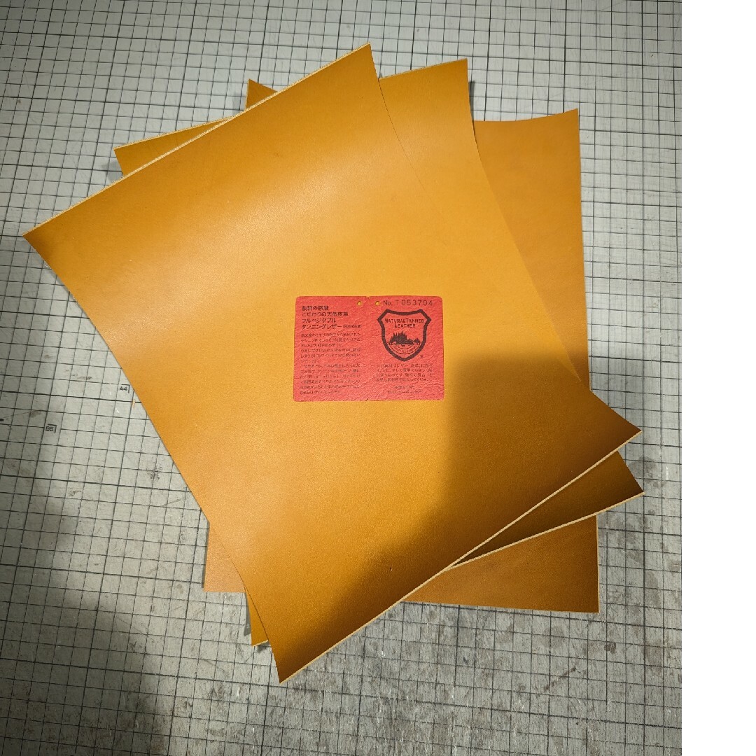 栃木レザー　ピットヌメ革　A4　1.5mm オレンジキャメル　３枚セット ハンドメイドの素材/材料(生地/糸)の商品写真