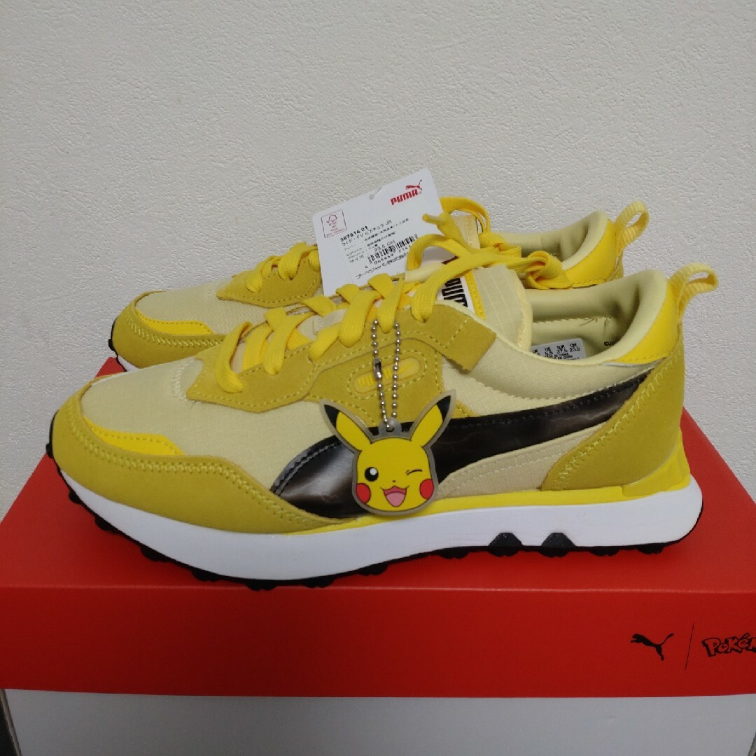 PUMA(プーマ)のプーマ　ピカチュウ　ポケモンスニーカー　23.5cm 新品タグ付き レディースの靴/シューズ(スニーカー)の商品写真