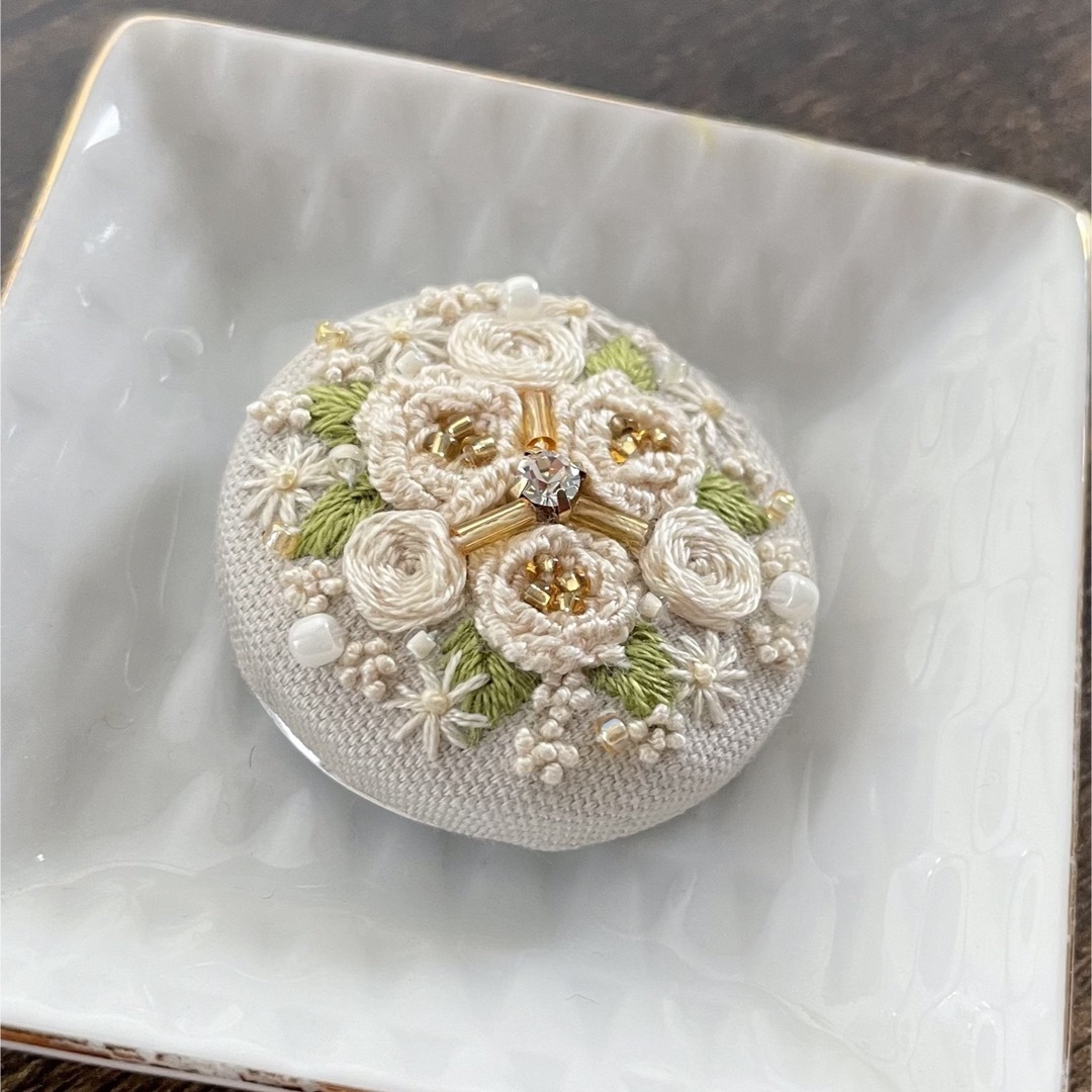 刺繍ブローチorヘアゴム✳︎フラワーボックスRose White レディースのアクセサリー(ブローチ/コサージュ)の商品写真