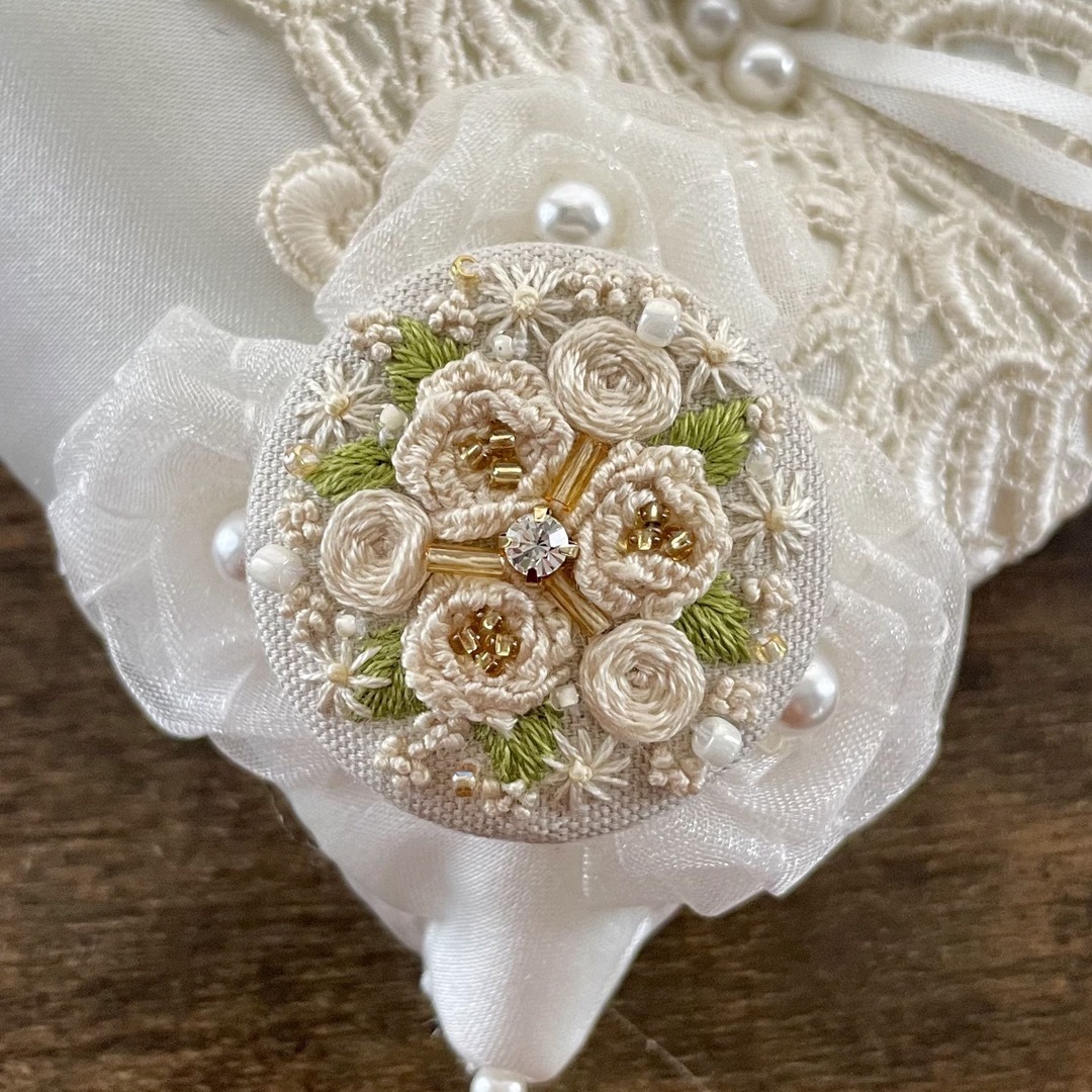 刺繍ブローチorヘアゴム✳︎フラワーボックスRose White レディースのアクセサリー(ブローチ/コサージュ)の商品写真