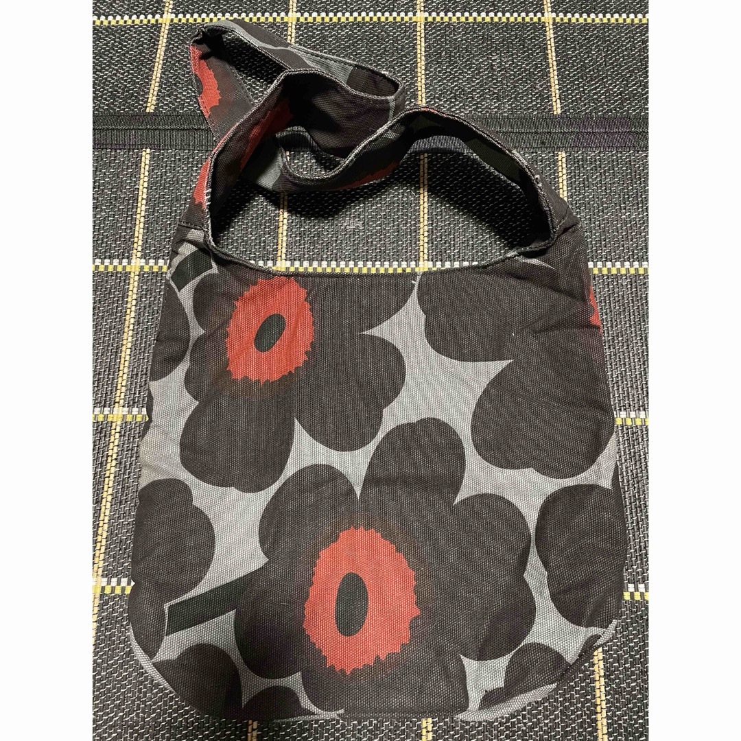 marimekko(マリメッコ)のmarimekko  マリメッコ　ウニッコ　限定色　ショルダーバック レディースのバッグ(ショルダーバッグ)の商品写真