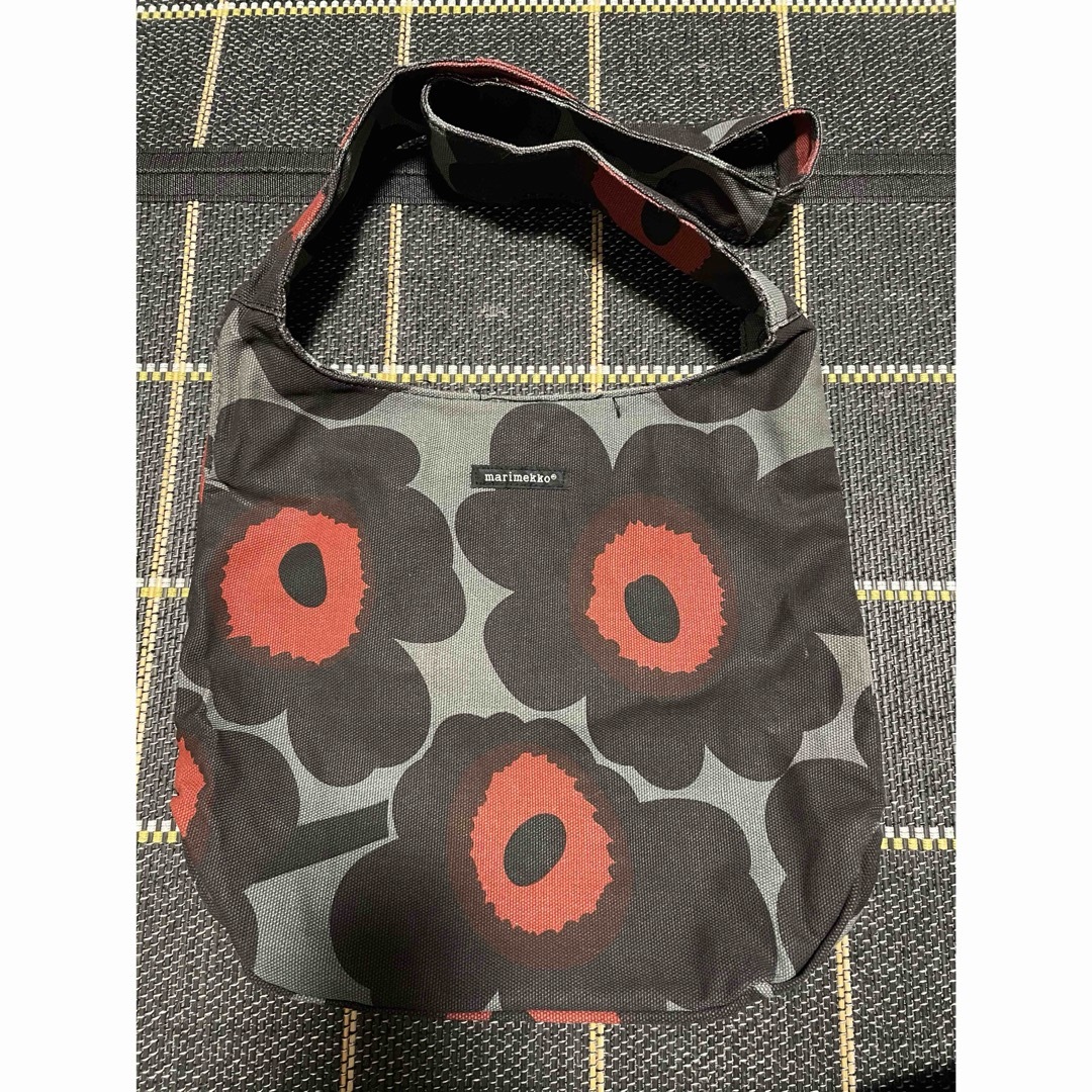 marimekko(マリメッコ)のmarimekko  マリメッコ　ウニッコ　限定色　ショルダーバック レディースのバッグ(ショルダーバッグ)の商品写真