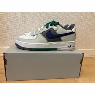 ナイキ(NIKE)の新品 22.5cm エアフォース 1 LV8 1 GS ライトシルバー(スニーカー)