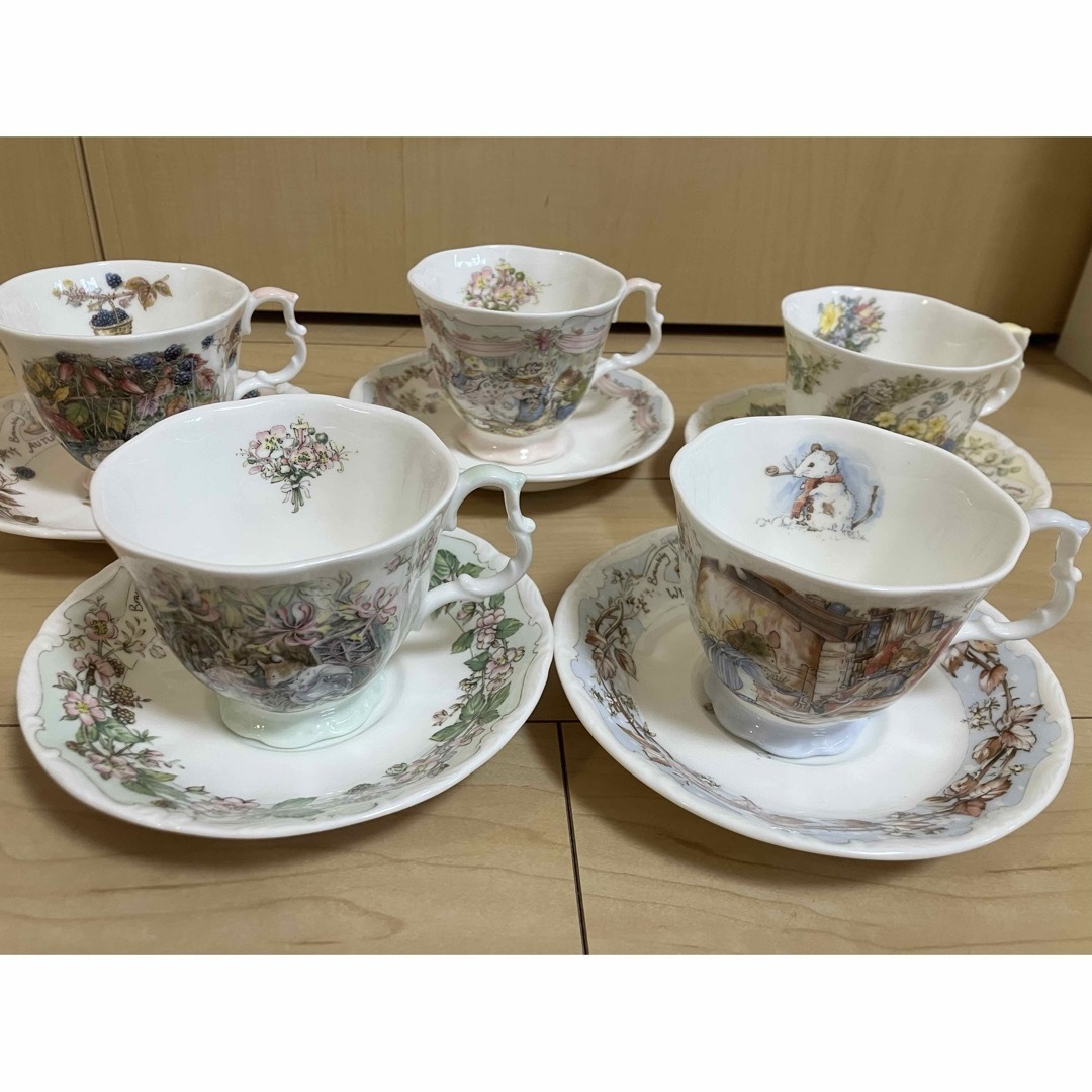 Royal Doulton(ロイヤルドルトン)の未使用新品！ロイヤルドルトン　ブランブリーヘッジ　５客セット　四季＋ウエディング インテリア/住まい/日用品のキッチン/食器(グラス/カップ)の商品写真