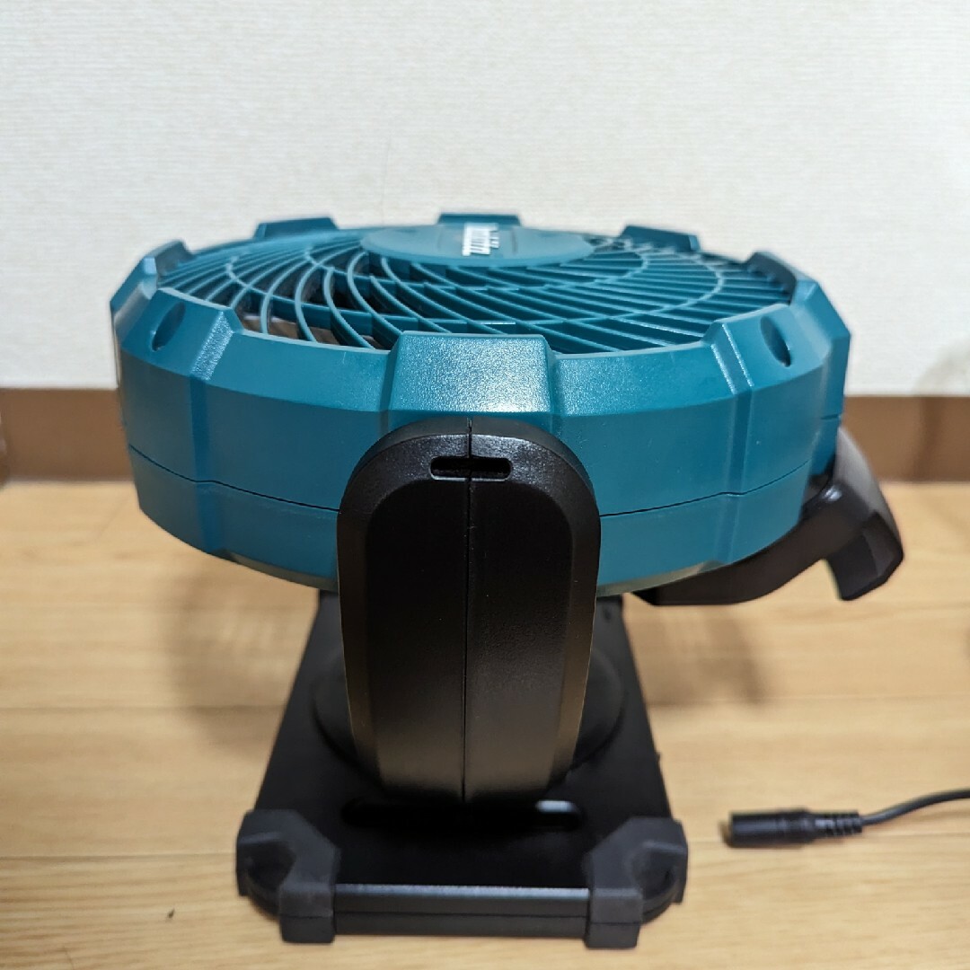 Makita(マキタ)のマキタ　充電式ファン　CF100D(10.8V)　バッテリー付き スマホ/家電/カメラの冷暖房/空調(扇風機)の商品写真
