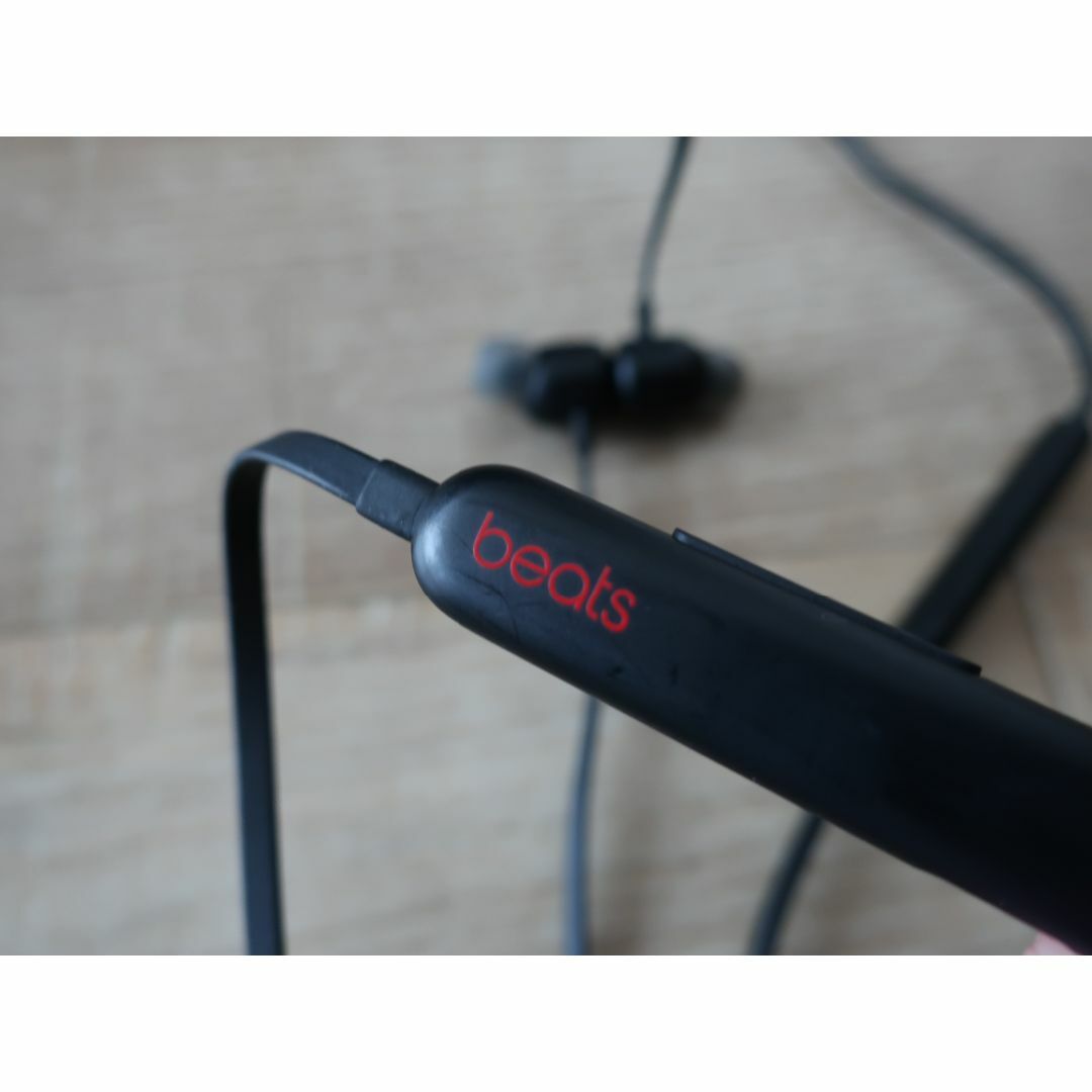 Beats(ビーツ)の★格安 ビーツフレックス ワイヤレスイヤホン beatsFlex 新品イヤピ付黒 スマホ/家電/カメラのオーディオ機器(ヘッドフォン/イヤフォン)の商品写真