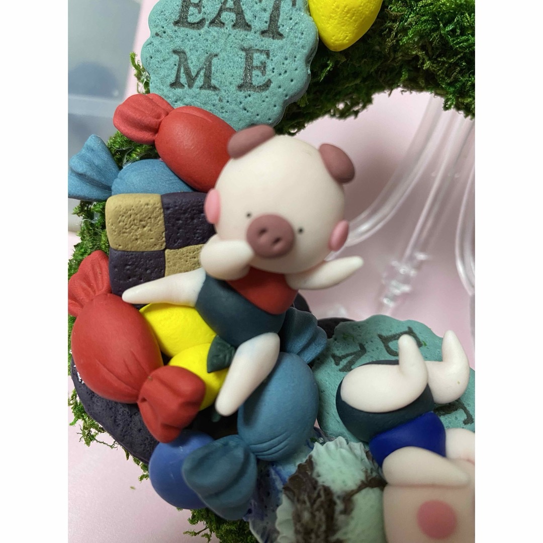 CANDY FOREST a  pig boy’s 樹脂粘土 置物 リース ハンドメイドのインテリア/家具(インテリア雑貨)の商品写真