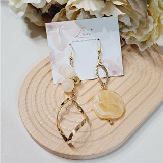 No...104♡アシメ　ナチュラルベージュ　大ぶり大人可愛いピアス/イヤリング(ピアス)