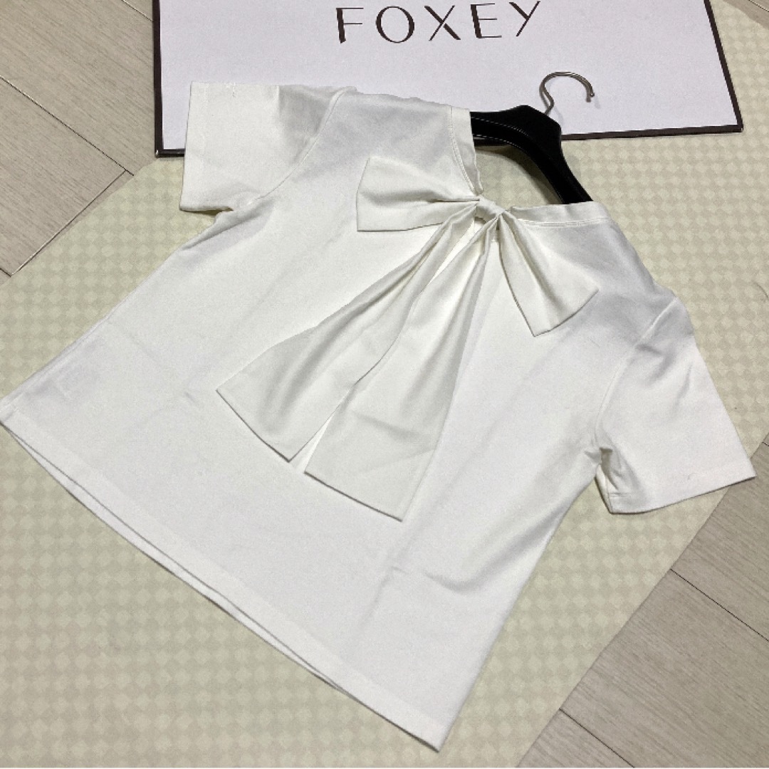 FOXEY(フォクシー)の美品¥42,900 FOXEY バックリボンTシャツ(40・ホワイト) レディースのトップス(Tシャツ(半袖/袖なし))の商品写真