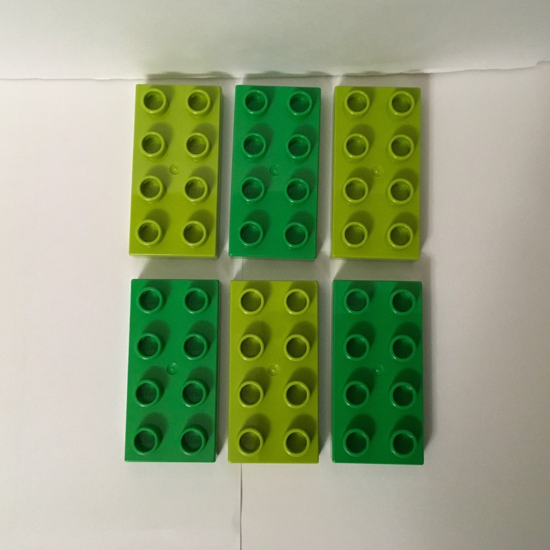 レゴ デュプロ(レゴデュプロ)のレゴ デュプロ 特殊 パーツ 薄い プレートブロック 黄緑色 2×4 緑色 キッズ/ベビー/マタニティのおもちゃ(積み木/ブロック)の商品写真