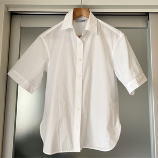 ユニクロ(UNIQLO)のjwanderson UNIQLO ホワイトシャツ(シャツ/ブラウス(半袖/袖なし))