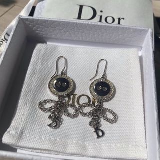 dior ボタンピアス