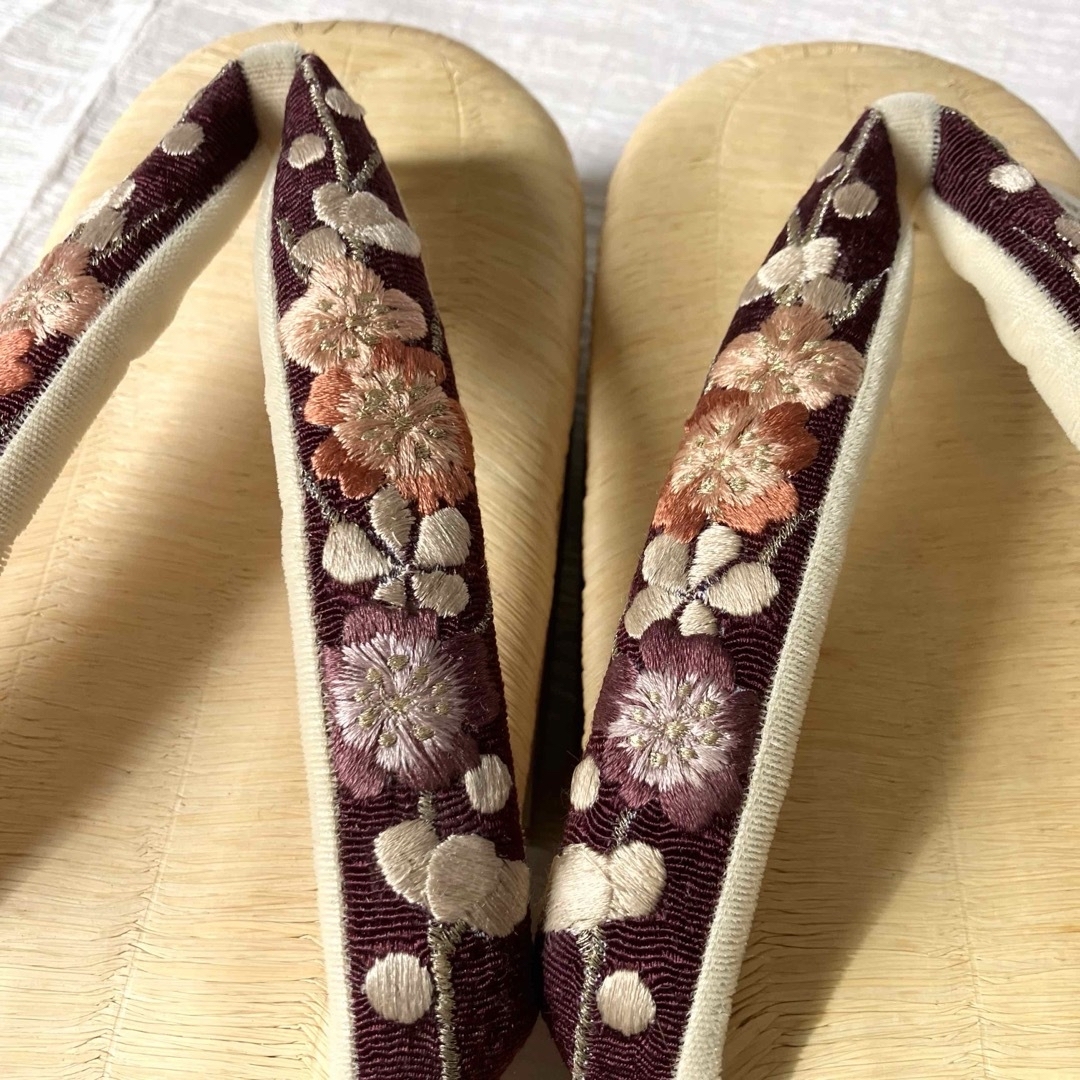 紙タグ付き未使用  衿秀 和想庵  桑の実色に桜の刺繍が可愛い畳表右近下駄 レディースの靴/シューズ(下駄/草履)の商品写真