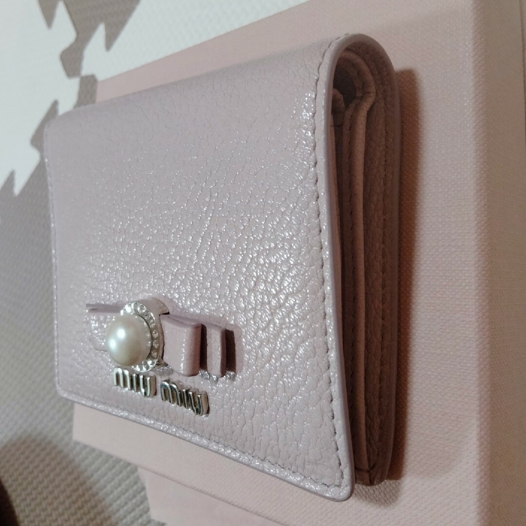 miumiu(ミュウミュウ)のmiumiu ミュウミュウ マドラス パール リボン 財布 レディースのファッション小物(財布)の商品写真