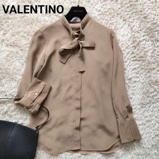 ヴァレンティノ(VALENTINO)の美品 ヴァレンティノ シルク100％ ボウタイ ブラウス シャツ 比翼 モカ40(シャツ/ブラウス(長袖/七分))