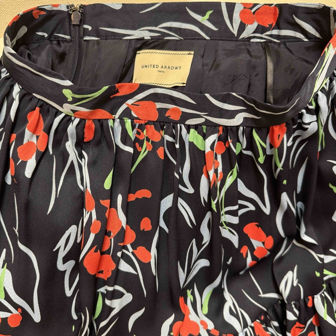 UNITED ARROWS(ユナイテッドアローズ)の美品  ユナイテッドアローズ  サテンプリント スカート レディースのスカート(ロングスカート)の商品写真