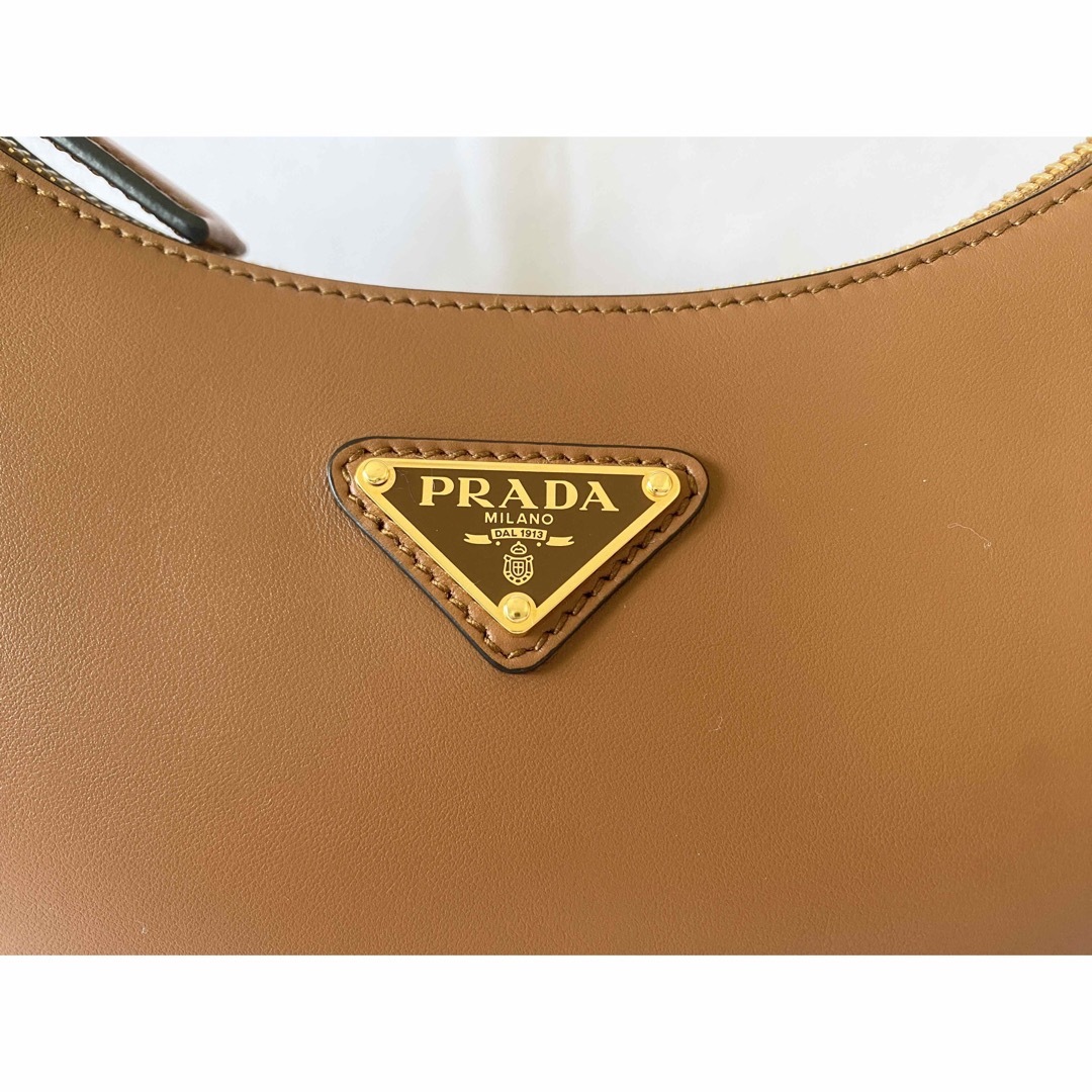 PRADA(プラダ)のPRADA プラダ アーケ レザー ショルダーバッグ　ハンドバッグ  レディースのバッグ(ショルダーバッグ)の商品写真