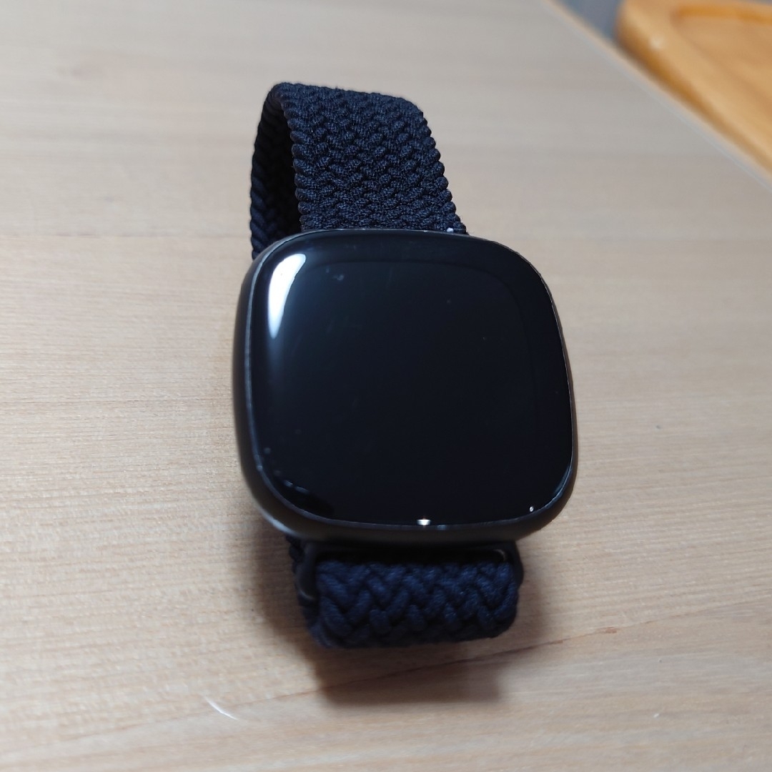 【中古】Fitbit スマートウォッチ VERSA3 スマホ/家電/カメラのスマートフォン/携帯電話(その他)の商品写真