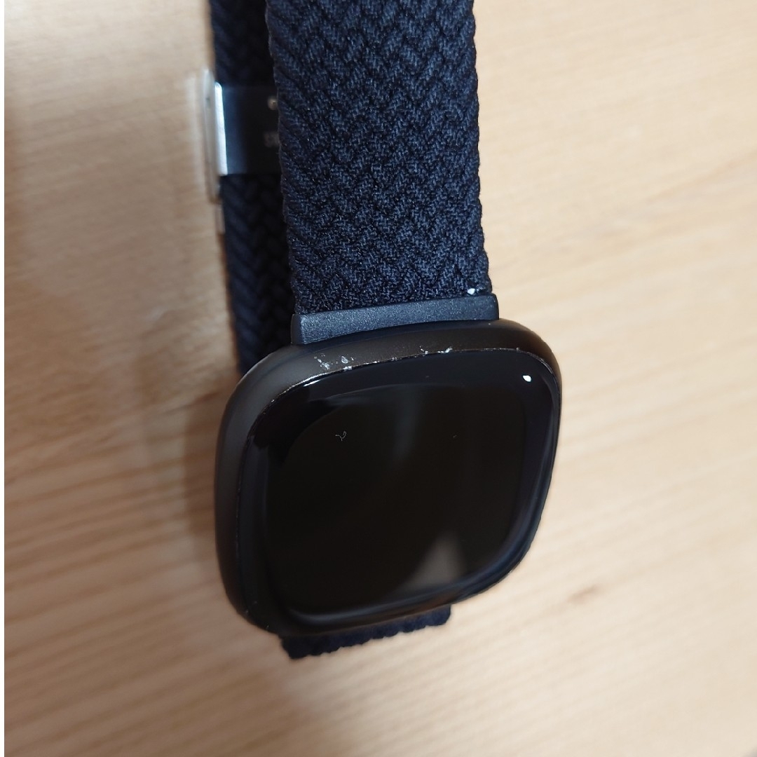 【中古】Fitbit スマートウォッチ VERSA3 スマホ/家電/カメラのスマートフォン/携帯電話(その他)の商品写真