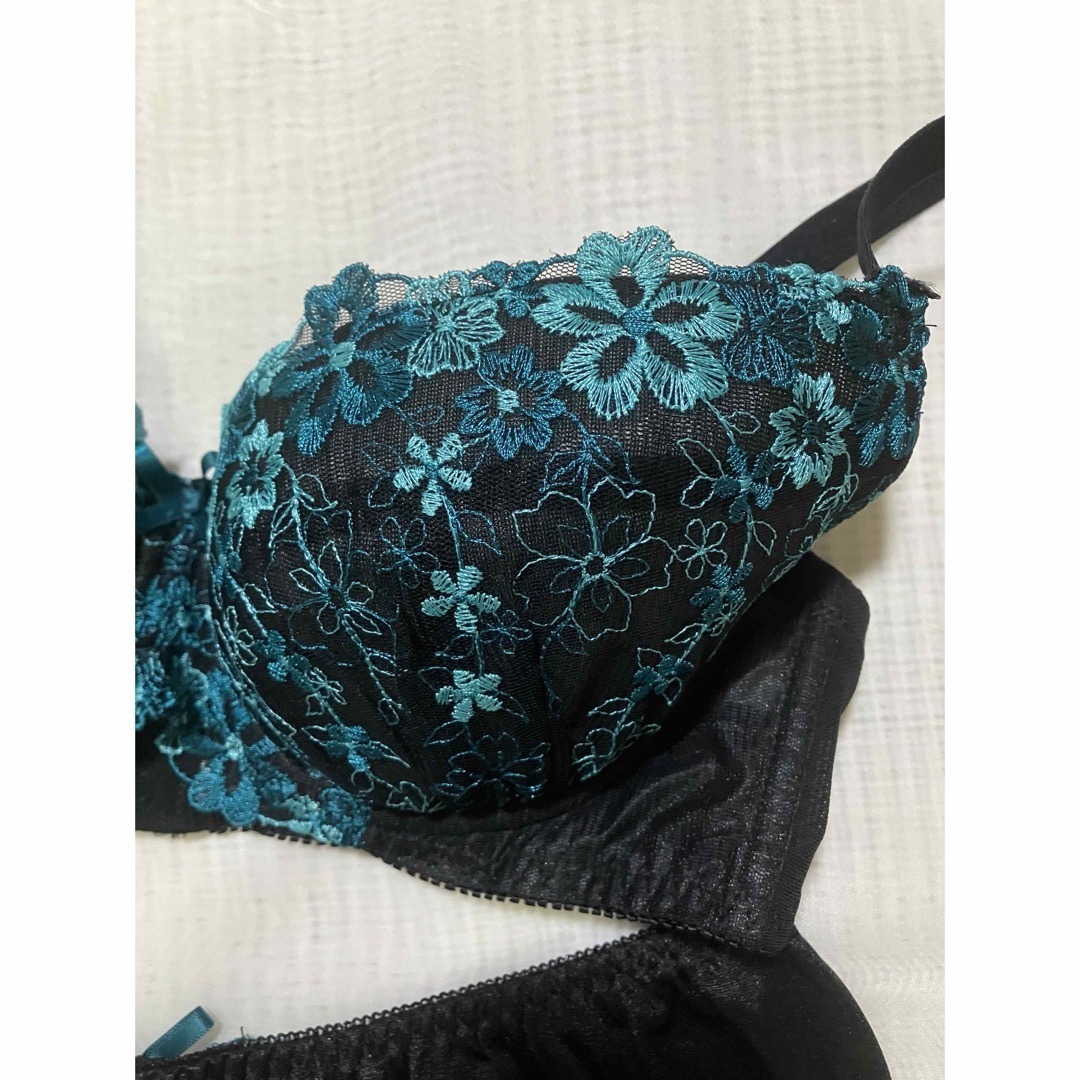 D75L フェアリー　花柄刺繍のブラ＆ショーツセット　ブラック レディースの下着/アンダーウェア(ブラ&ショーツセット)の商品写真