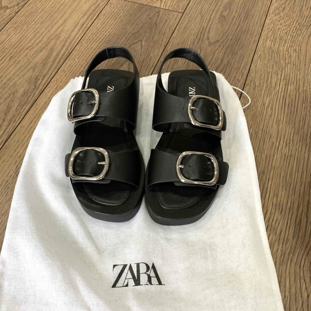 ZARA(ザラ)の【新品】ZARA ザラ♡バックル付きサンダル 36 レディースの靴/シューズ(サンダル)の商品写真