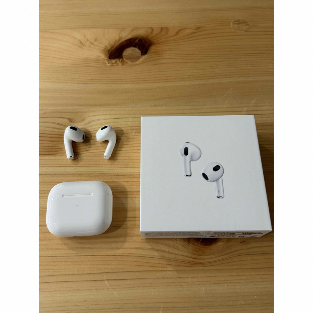 Apple(アップル)のAirPods 第3世代 MME73J/A スマホ/家電/カメラのオーディオ機器(ヘッドフォン/イヤフォン)の商品写真