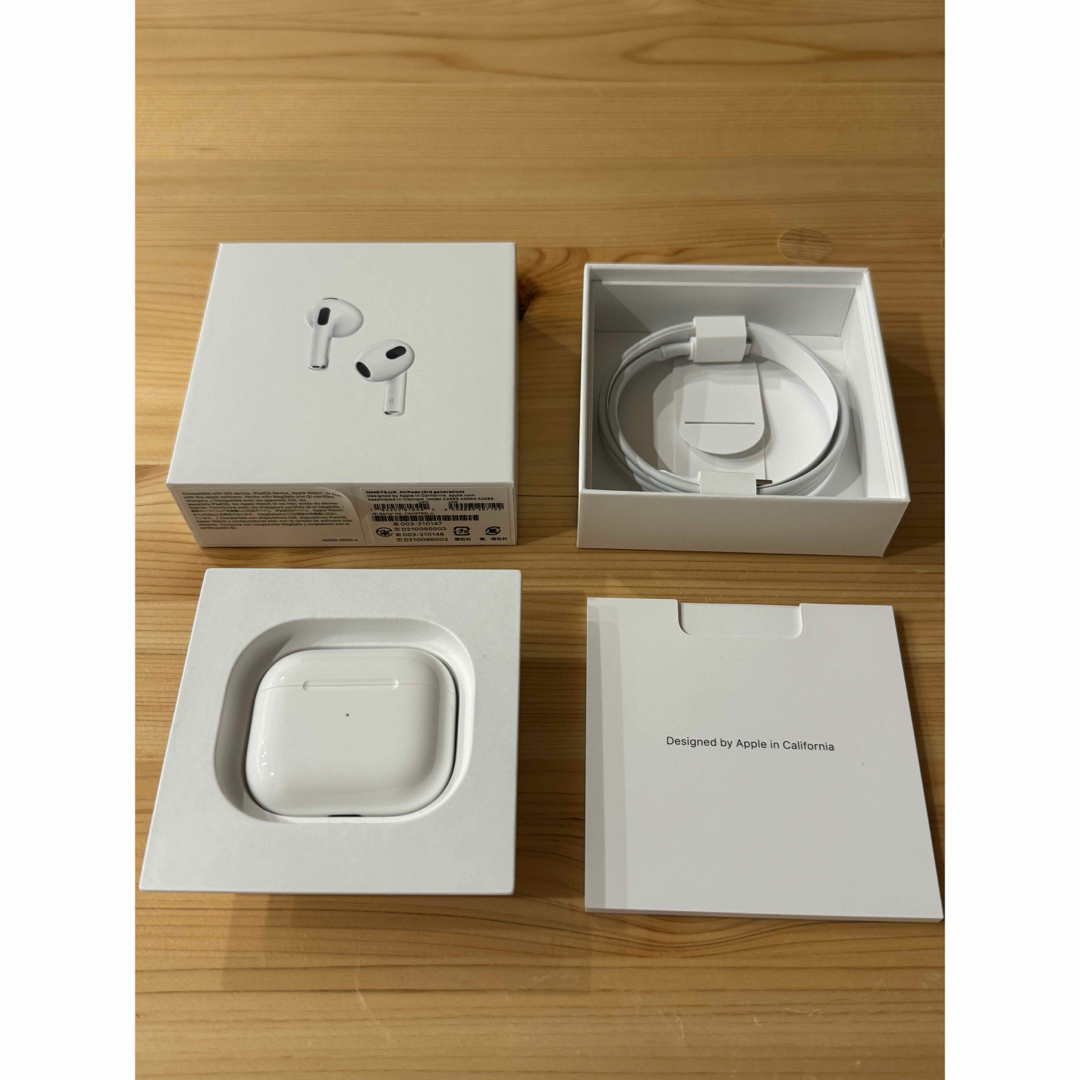 Apple(アップル)のAirPods 第3世代 MME73J/A スマホ/家電/カメラのオーディオ機器(ヘッドフォン/イヤフォン)の商品写真