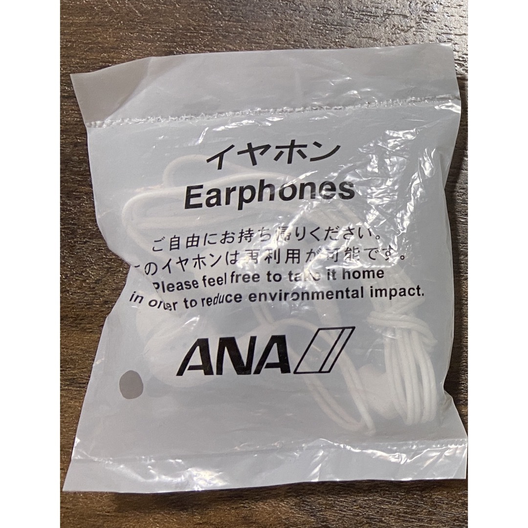 イヤホン　3.5mmジャック　ANA スマホ/家電/カメラのオーディオ機器(ヘッドフォン/イヤフォン)の商品写真