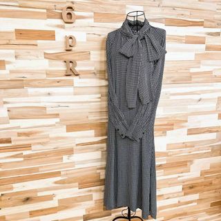 ザラ(ZARA)の【ザラ】タイ付き 千鳥 総柄 ロング ブラウス ワンピース モノクロ XS黒×白(ロングワンピース/マキシワンピース)