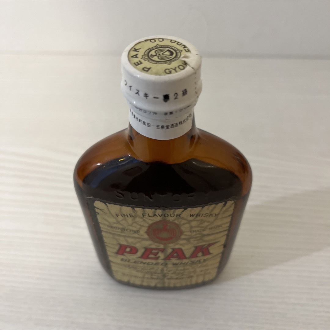 玉泉堂酒造(ギョクセンドウシュゾウ)のPEAK ピークウイスキー　180ml 1980年代流通品　古酒　ベビーボトル 食品/飲料/酒の酒(ウイスキー)の商品写真