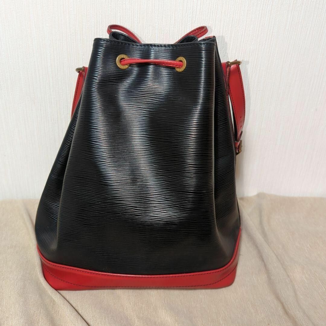 LOUIS VUITTON(ルイヴィトン)の【美品】ルイヴィトン　ノエ　エピ　ブラック　レッド　バイカラー レディースのバッグ(ショルダーバッグ)の商品写真