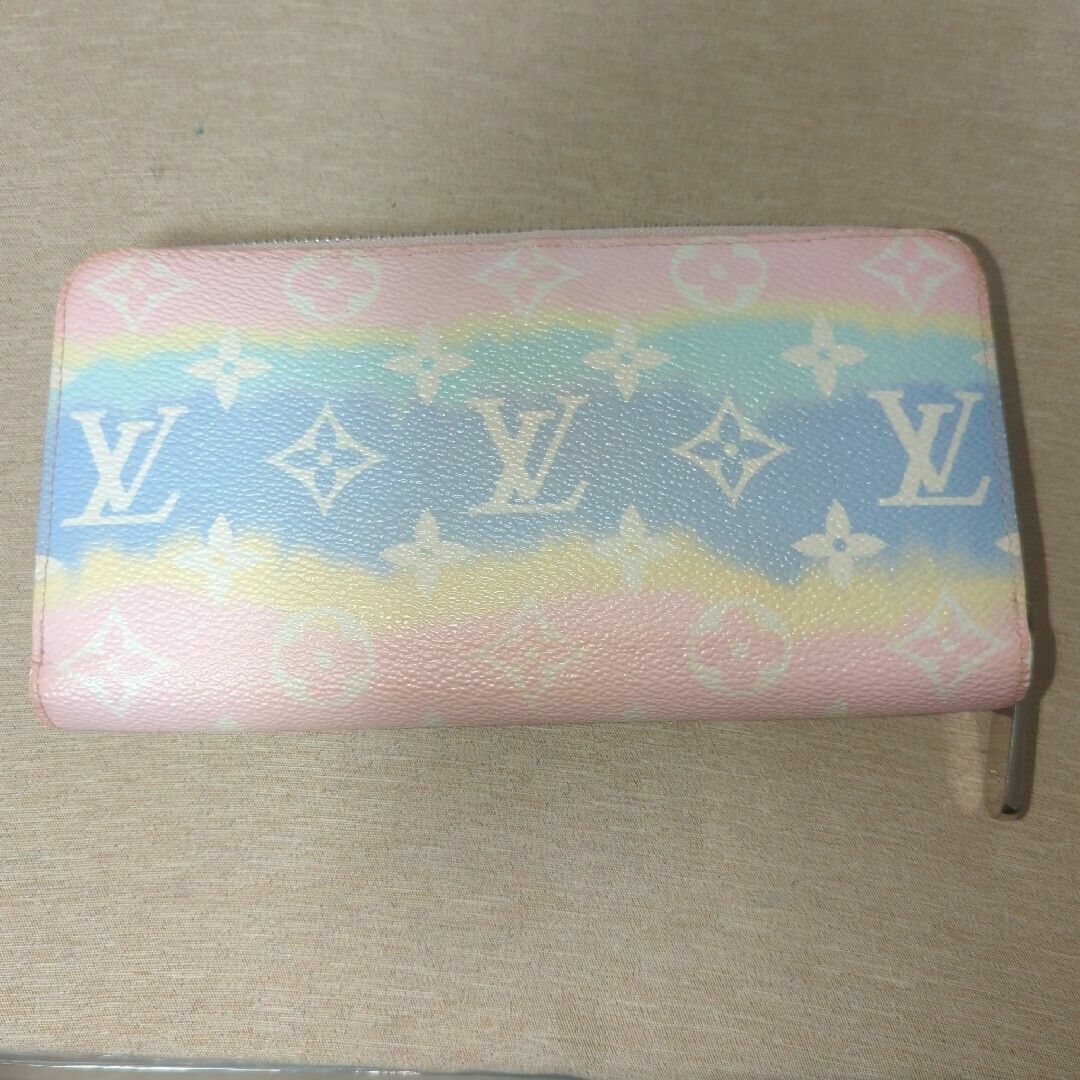 LOUIS VUITTON(ルイヴィトン)の美品　ルイヴィトン　LVエスカル　ジッピーウォレット　ラウンドファスナー レディースのファッション小物(財布)の商品写真