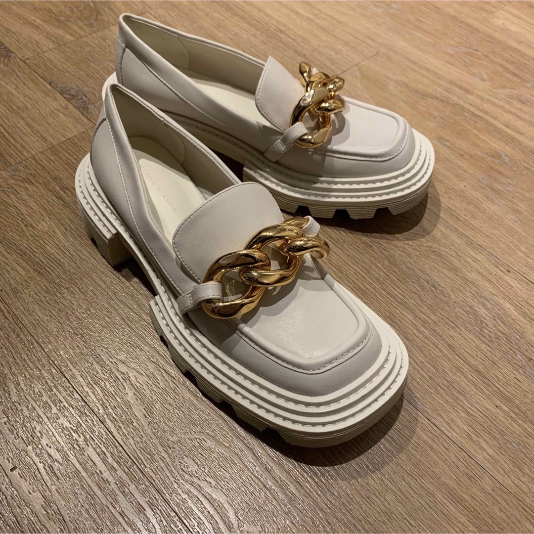 Charles and Keith(チャールズアンドキース)の【美品】チャールズ&キースペルリーネチャンキーチェーンローファーブーツ レディースの靴/シューズ(ローファー/革靴)の商品写真