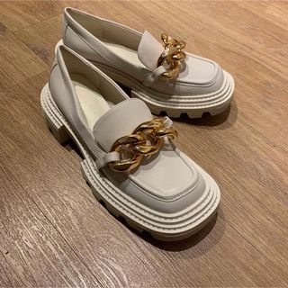 チャールズアンドキース(Charles and Keith)の【美品】チャールズ&キースペルリーネチャンキーチェーンローファーブーツ(ローファー/革靴)