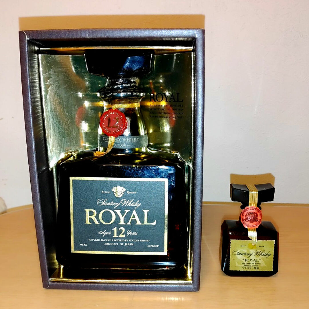 ローヤル12年黒ラベル700ml箱入り＋ローヤルSR特級ミニボトル50ml 食品/飲料/酒の酒(ウイスキー)の商品写真