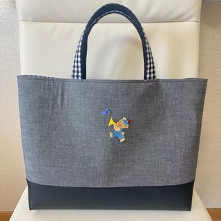 ハンドメイド♡A4サイズ♡ファミリアワッペン付き♡黒色トートバッグ♡黒色合皮♡(バッグ)