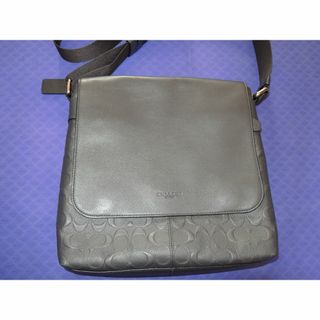 コーチ(COACH)のCOACH メッセンジャーバッグ チャールズスモール エンボス加工 F72220(ショルダーバッグ)