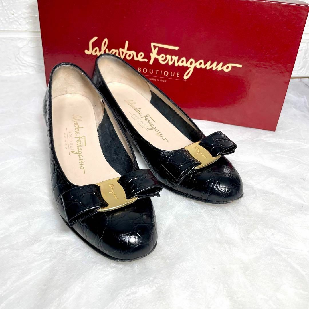 Salvatore Ferragamo(サルヴァトーレフェラガモ)の美品★サルヴァトーレフェラガモ　ヴァラ　パンプス　クロコ型押し　黒　5B レディースの靴/シューズ(ハイヒール/パンプス)の商品写真