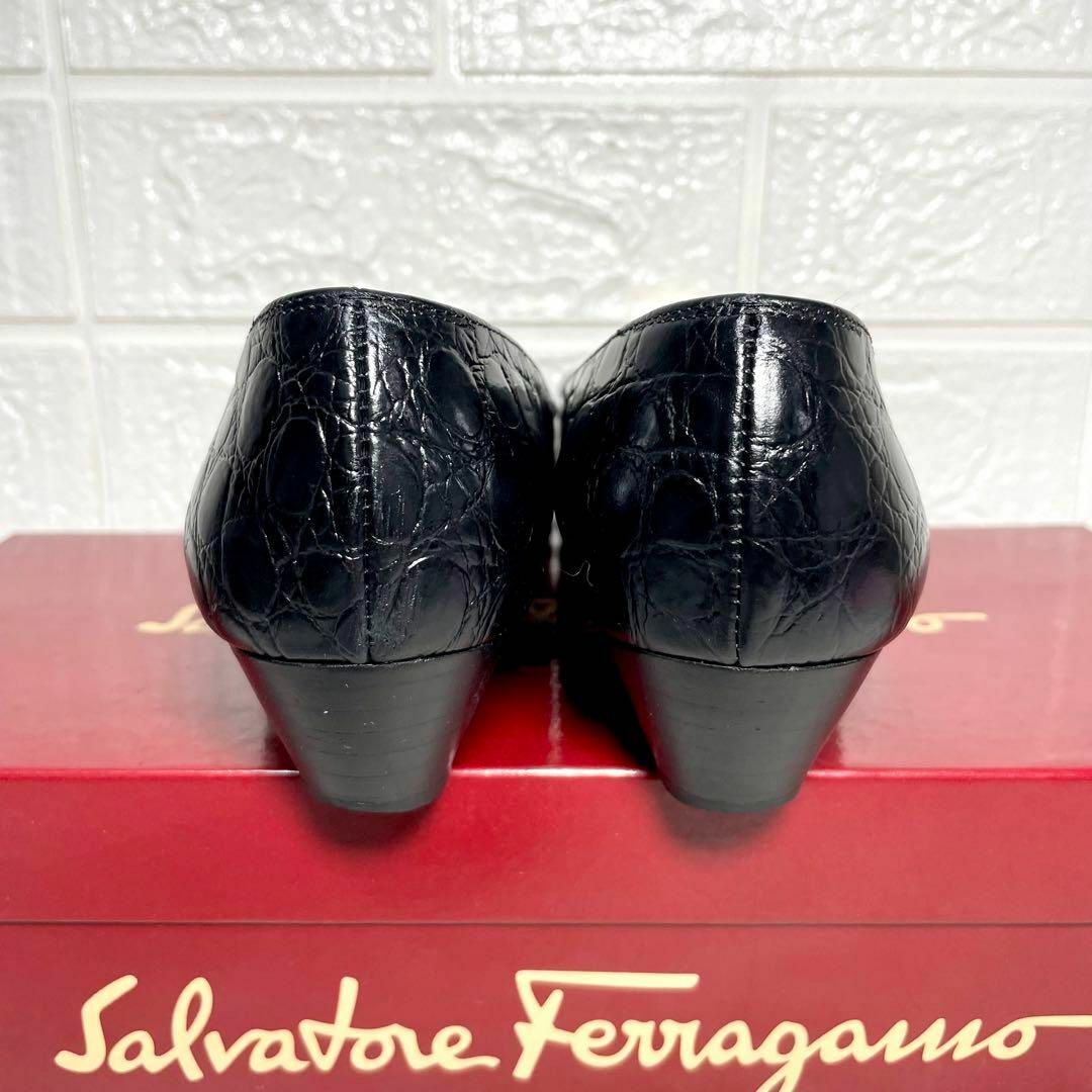 Salvatore Ferragamo(サルヴァトーレフェラガモ)の美品★サルヴァトーレフェラガモ　ヴァラ　パンプス　クロコ型押し　黒　5B レディースの靴/シューズ(ハイヒール/パンプス)の商品写真