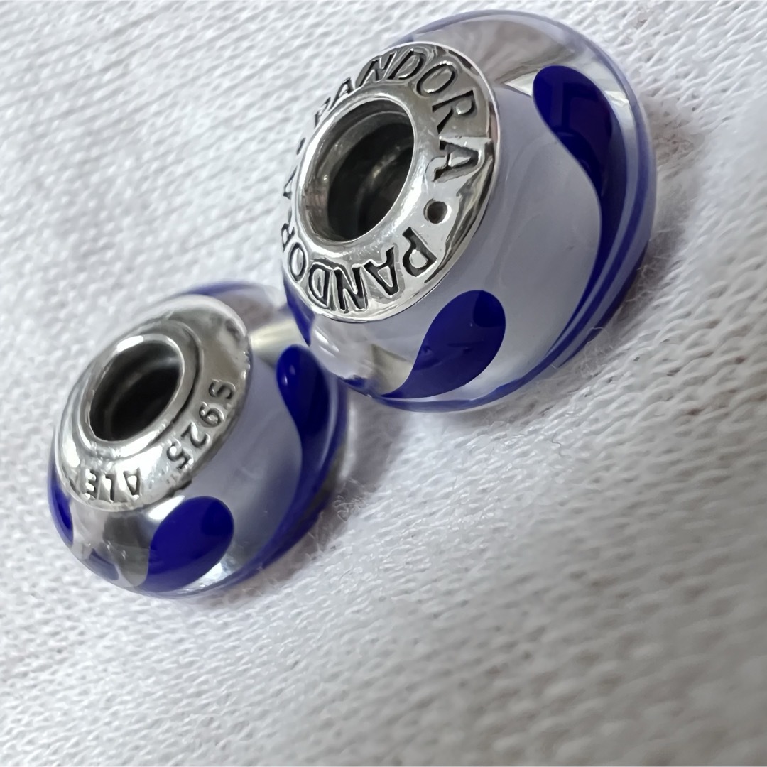 PANDORA(パンドラ)のPANDORA Blue Swirl ムラノガラスチャーム　２個 レディースのアクセサリー(チャーム)の商品写真