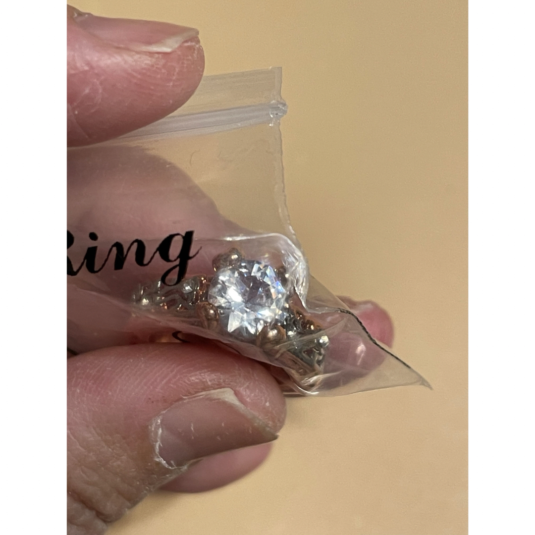 ピンクゴールド色　大粒ダイヤモンドCZリング　約９号 レディースのアクセサリー(リング(指輪))の商品写真