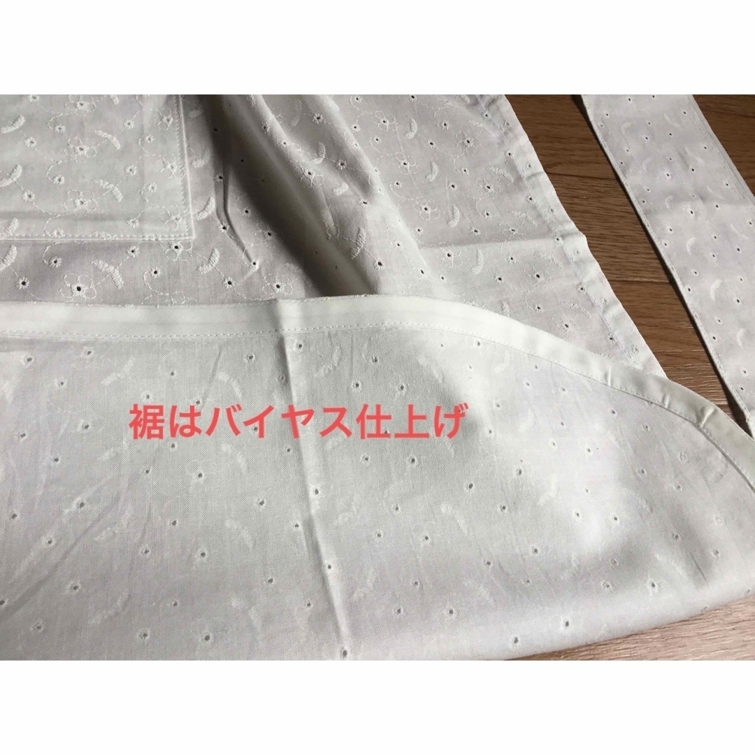 値下げ！【ハンドメイド】白サロンエプロン ハンドメイドの生活雑貨(キッチン小物)の商品写真