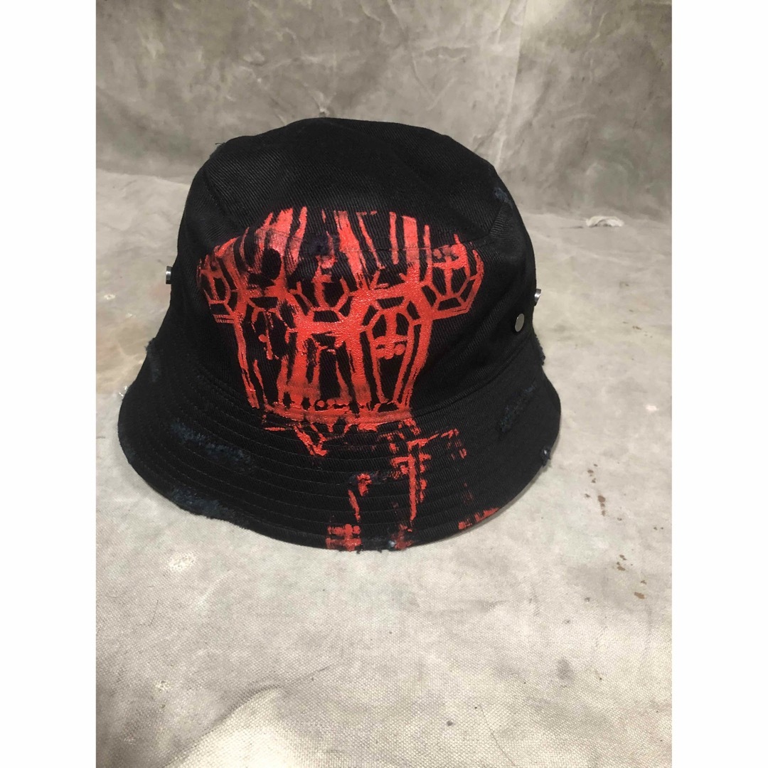 cvtvlist  STENCIL BUCKET HAT黒赤 メンズの帽子(ハット)の商品写真