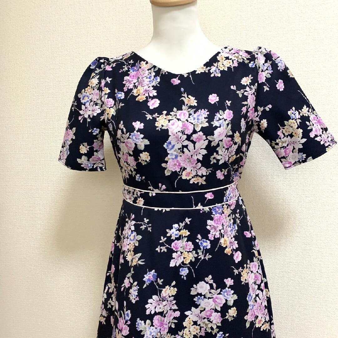 TOCCO closet(トッコクローゼット)のトッコクローゼット　フレアワンピース　F　ネイビー　パープル　花柄　きれいめ レディースのワンピース(ひざ丈ワンピース)の商品写真