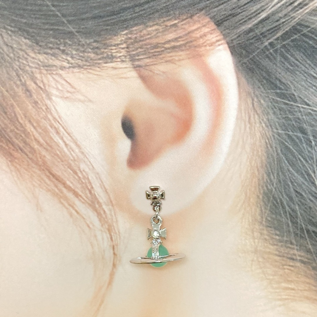 Vivienne Westwood(ヴィヴィアンウエストウッド)のヴィヴィアン　プチオーブピアス　シルバー×グリーン レディースのアクセサリー(ピアス)の商品写真