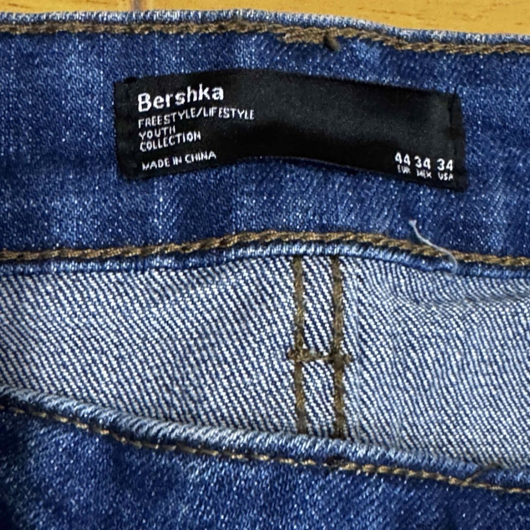 Bershka(ベルシュカ)のベルシュカ　ジーンズ　w34 色濃いめ　スリムフィット　ストレッチ生地 メンズのパンツ(デニム/ジーンズ)の商品写真