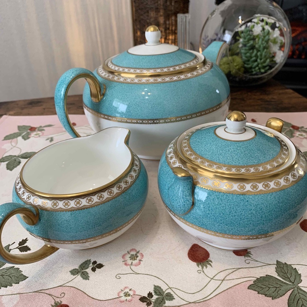 WEDGWOOD(ウェッジウッド)のウェッジウッド  ユーランダー　パウダー　ターコイズ　ティーポットLセット インテリア/住まい/日用品のキッチン/食器(食器)の商品写真